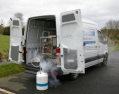 Camion avec réservoir d'azote liquide